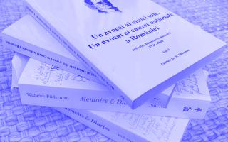 vier Bücher aufeinandergestapelt